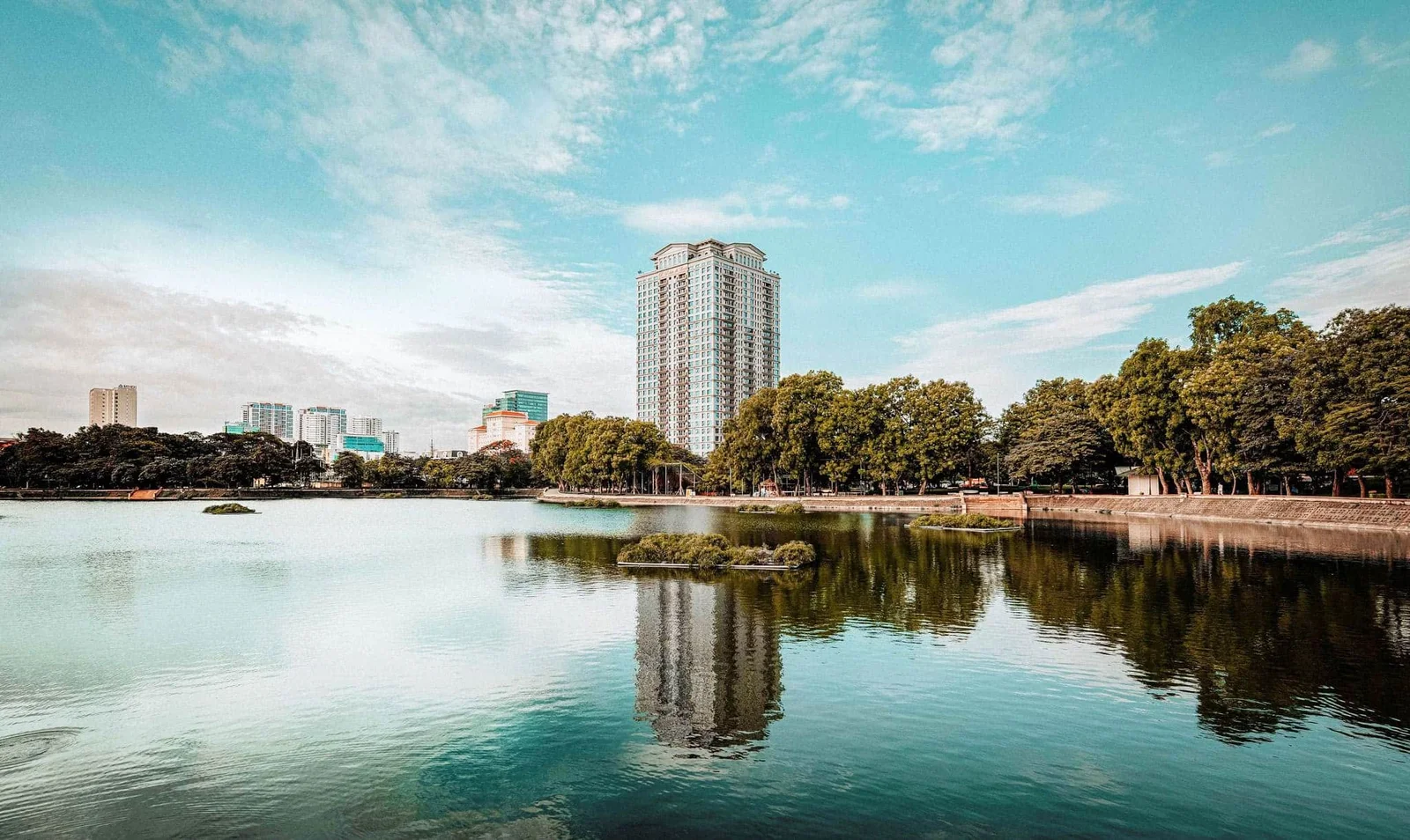 Ảnh thực tế Hanoi Signature bên mặt hồ và hàng cây Công viên Nghĩa Đô